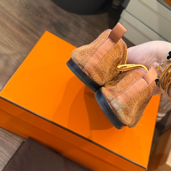 Gucci Peach Suede GG Logo Ballet Flats with Bow - Picture 5 of 12